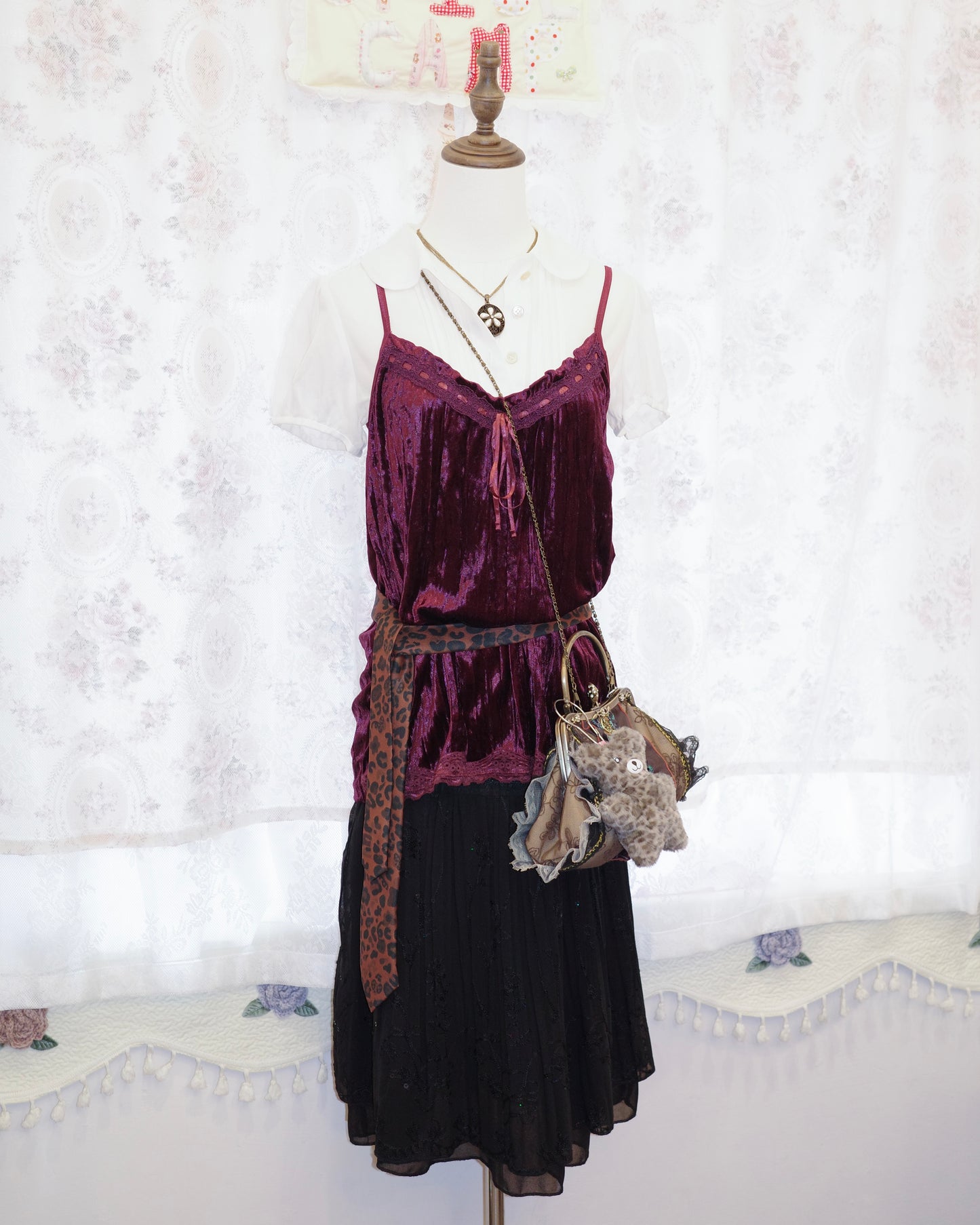 Whimsical Lace Clutched Bag w/ Crossbody Chain